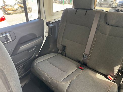 Used 2025 Jeep Wrangler Sahara image 38