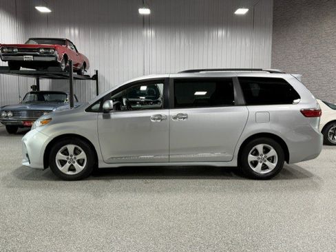 Used 2020 Toyota Sienna LE w/ LE Preferred Package FWD image 2