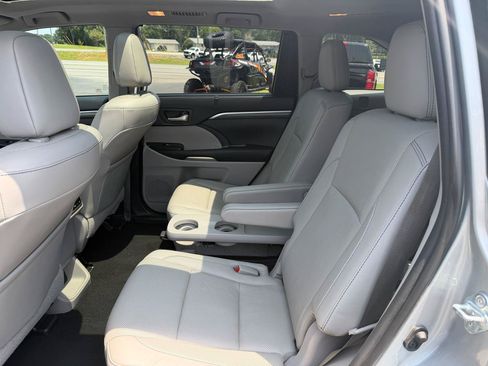 Used 2019 Toyota Highlander Limited Platinum FWD image 12