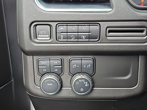 Used 2023 Chevrolet Tahoe Z71 w/ Luxury Package image 29