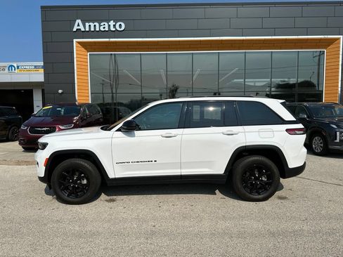 Used 2024 Jeep Grand Cherokee Altitude AWD/4WD image 10