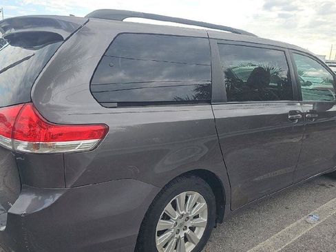 Used 2014 Toyota Sienna Limited w/ Limited Premium Package FWD image 10
