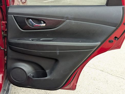 Used 2017 Nissan Rogue SV image 19