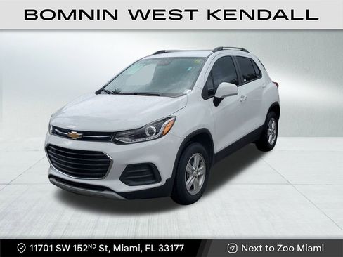 Used 2022 Chevrolet Trax LT w/ LT Convenience Package image 3