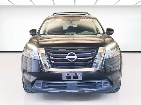 Used 2022 Nissan Pathfinder SV image 2