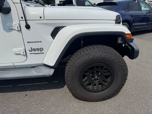 Used 2018 Jeep Wrangler Unlimited Sahara w/ Dual Top Group AWD/4WD image 8