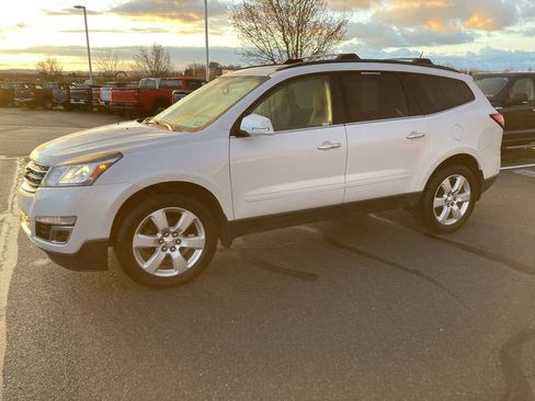 Used 2017 Chevrolet Traverse LT w/ Style and Technology Package image 4