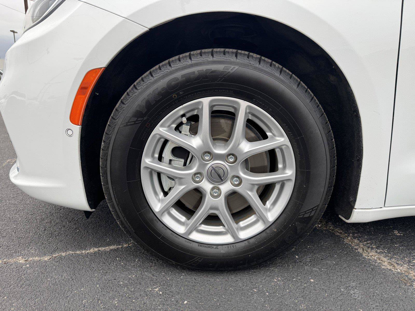 Used 2023 Chrysler Pacifica Touring-L FWD image 47