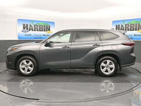 Used 2024 Toyota Highlander LE image 2