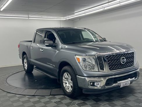 Used 2018 Nissan Titan SV RWD image 3