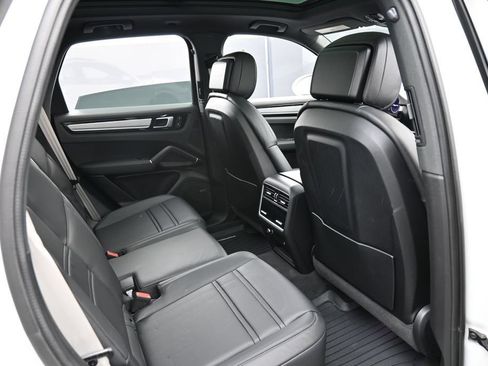 Certified 2022 Porsche Cayenne Platinum Edition AWD/4WD image 28
