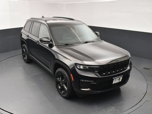 Used 2023 Jeep Grand Cherokee Limited w/ Black Appearance Package AWD/4WD image 13