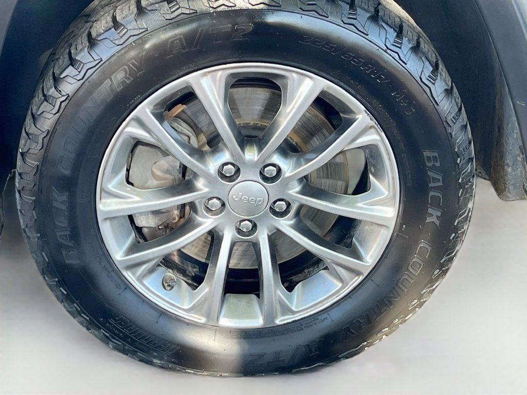 Used 2020 Jeep Cherokee Latitude Plus w/ Cold Weather Group AWD/4WD image 30