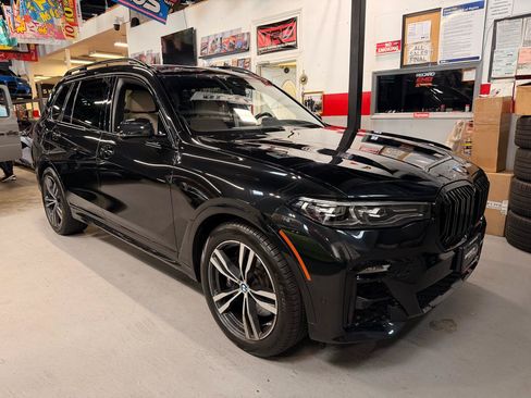Used 2022 BMW X7 xDrive40i w/ M Sport Package AWD/4WD image 3