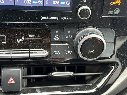 Used 2021 Toyota Highlander LE image 30