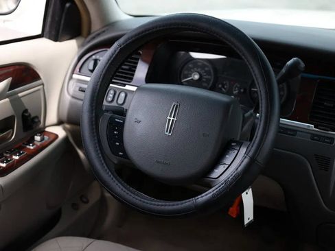 Used 2006 Lincoln Town Car Signature image 27