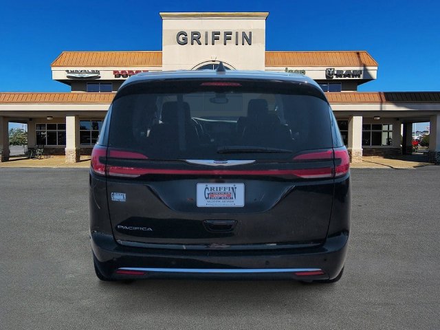Used 2024 Chrysler Pacifica Touring-L FWD image 8