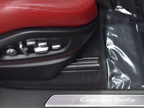 Used 2021 Porsche Cayenne Turbo image 38