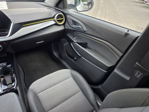 Used 2025 Chevrolet Trax LT FWD image 16