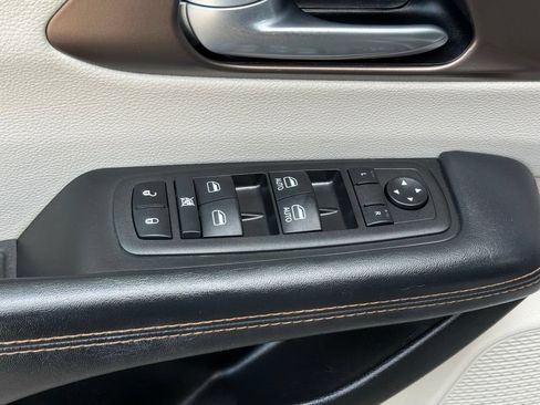 Used 2017 Chrysler Pacifica Touring-L w/ 13 Speaker Alpine Sound Group FWD image 12