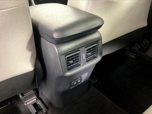 Used 2020 Toyota RAV4 XLE w/ Convenience Package FWD image 10