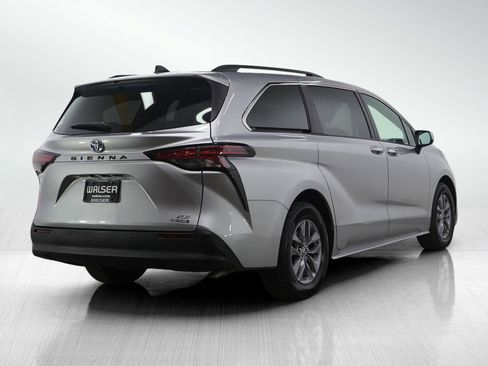 Used 2022 Toyota Sienna XLE image 5