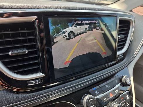 Used 2024 Chrysler Pacifica Limited FWD image 31