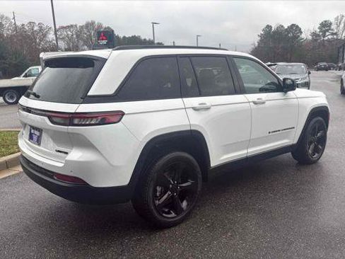 Used 2023 Jeep Grand Cherokee Limited w/ Black Appearance Package image 4