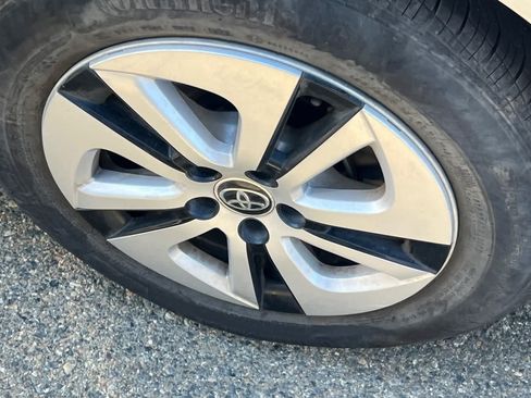 Used 2017 Toyota Prius Two w/ Prius Two Safety Plus Package FWD image 22