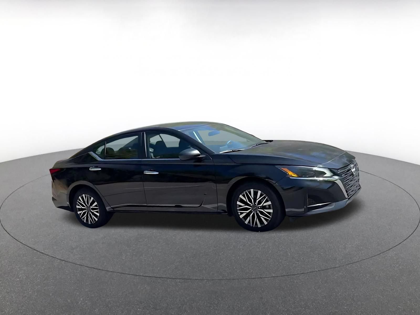 Used 2025 Nissan Altima 2.5 SV FWD image 2