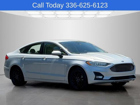 Used 2019 Ford Fusion SE w/ Equipment Group 151A FWD image 7