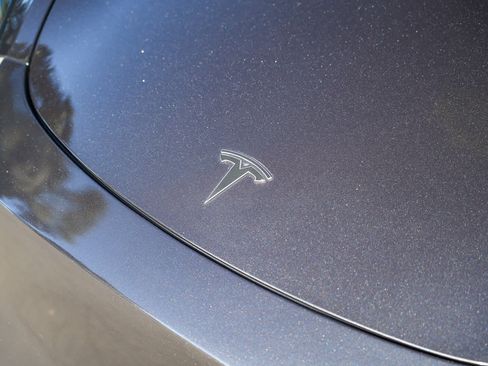 Used 2024 Tesla Model Y Long Range AWD/4WD image 3