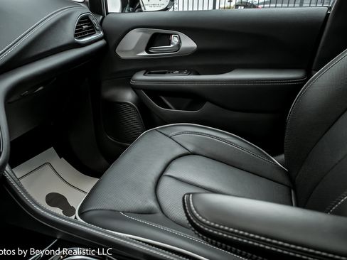 Used 2024 Chrysler Pacifica Limited w/ S Appearance Package image 45