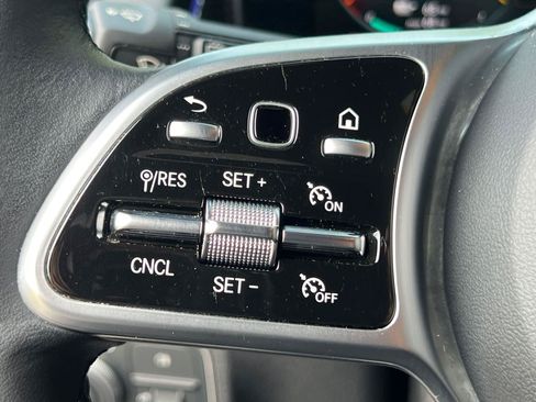 Used 2022 Mercedes-Benz EQB 300 4MATIC image 25