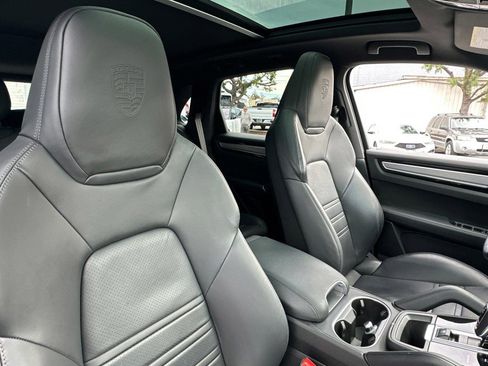 Used 2023 Porsche Cayenne Platinum Edition image 33