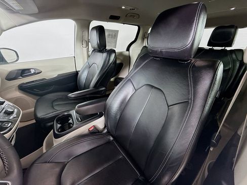 Used 2022 Chrysler Pacifica Touring-L image 20