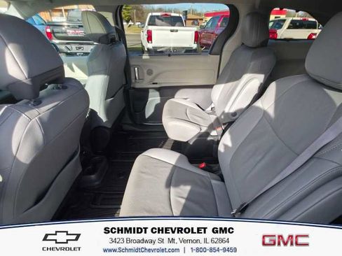 Used 2024 Toyota Sienna Limited image 12