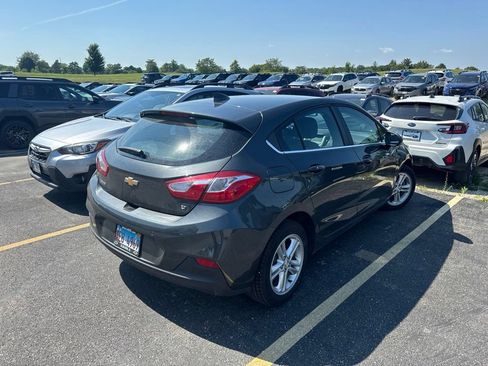 Used 2018 Chevrolet Cruze LT w/ Convenience Package FWD image 3