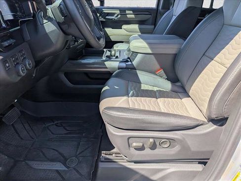 Used 2025 Chevrolet Silverado 2500 ZR2 w/ Technology Package image 14