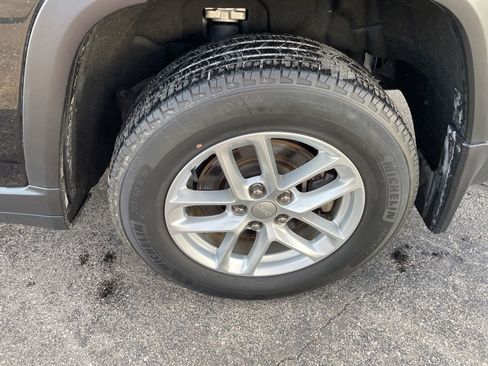 Used 2023 Jeep Grand Cherokee L Laredo w/ Luxury Tech Group I image 11