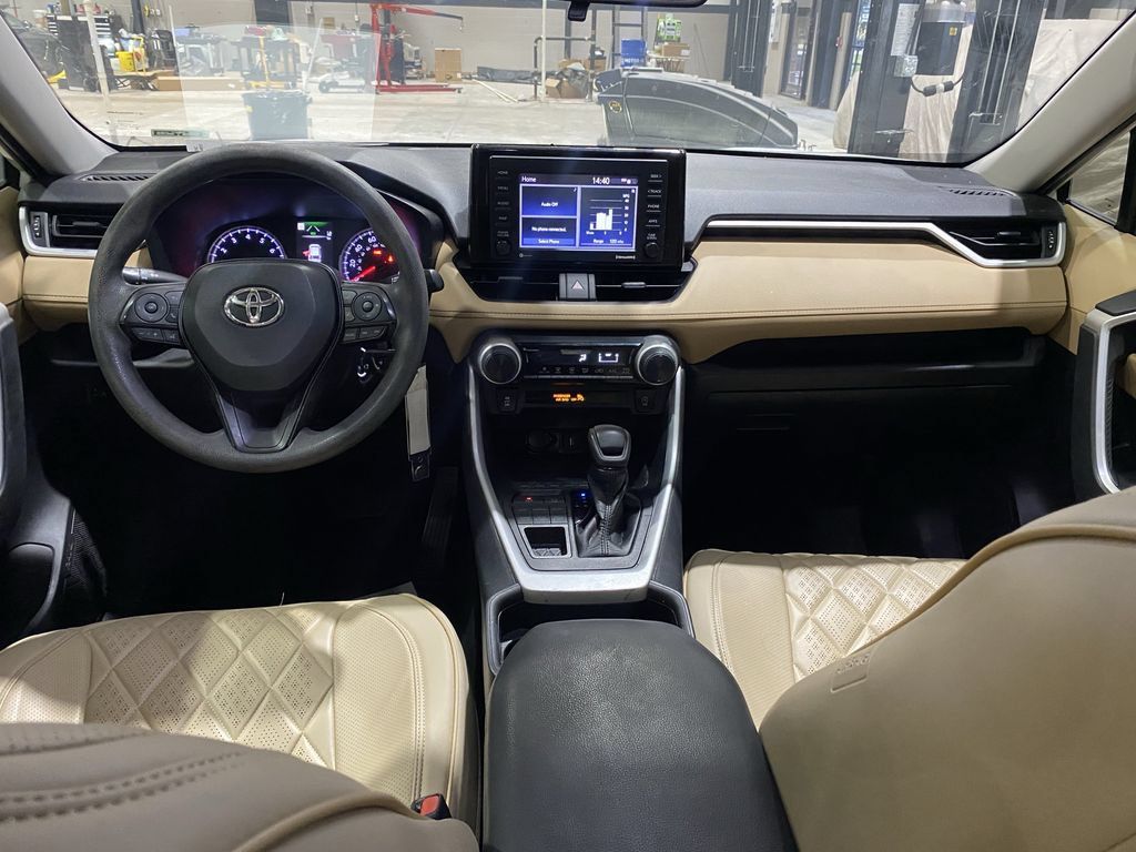 Used 2021 Toyota RAV4 LE AWD/4WD image 2