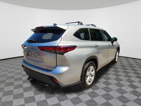 Used 2023 Toyota Highlander LE AWD/4WD image 4