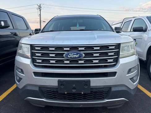 Used 2017 Ford Explorer XLT w/ Equipment Group 202A FWD image 2