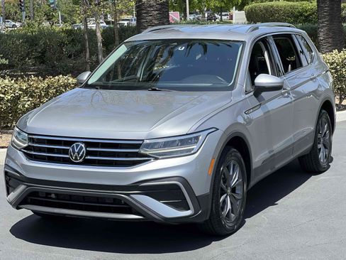 Used 2023 Volkswagen Tiguan SE FWD image 11