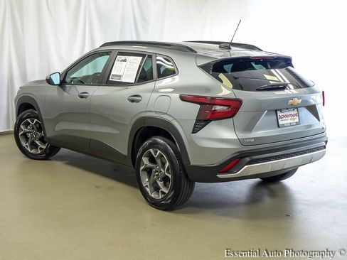 Used 2024 Chevrolet Trax LT w/ LT Convenience Package FWD image 8