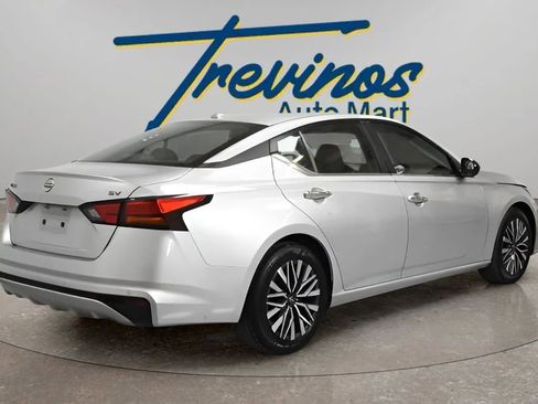 Used 2024 Nissan Altima 2.5 SV FWD image 2