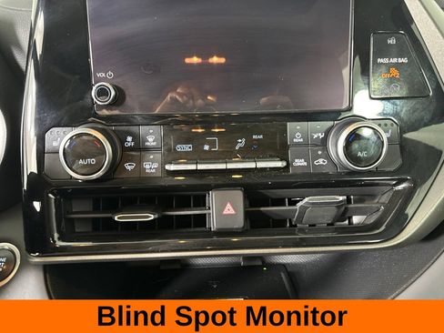 Used 2024 Toyota Highlander XLE AWD/4WD image 21