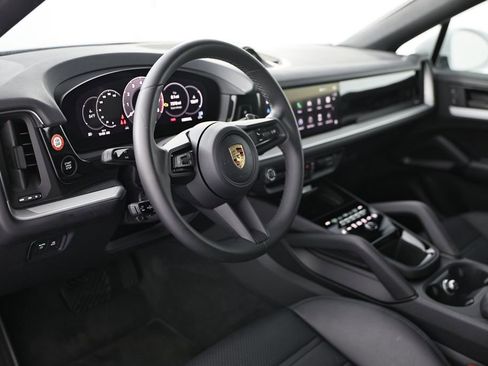 Used 2024 Porsche Cayenne Coupe AWD/4WD image 4