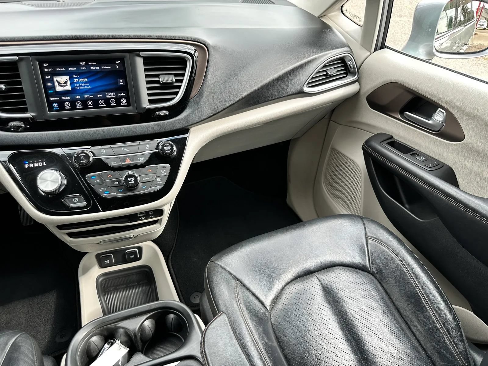 Used 2018 Chrysler Pacifica Touring-L FWD image 13