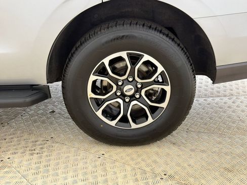 Used 2024 Ford Expedition XLT AWD/4WD image 12